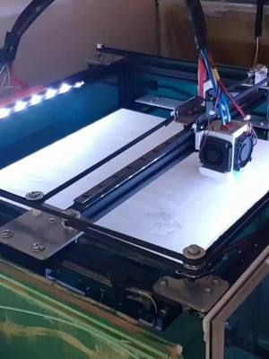 tronxy test Fahrt. Probleme mit der begrenzung. Max. probier noch endschalter magst.  Ganz normales Video geschwindig keit in Youtube zu finden. mit den slicer Dateien.  Danke. 