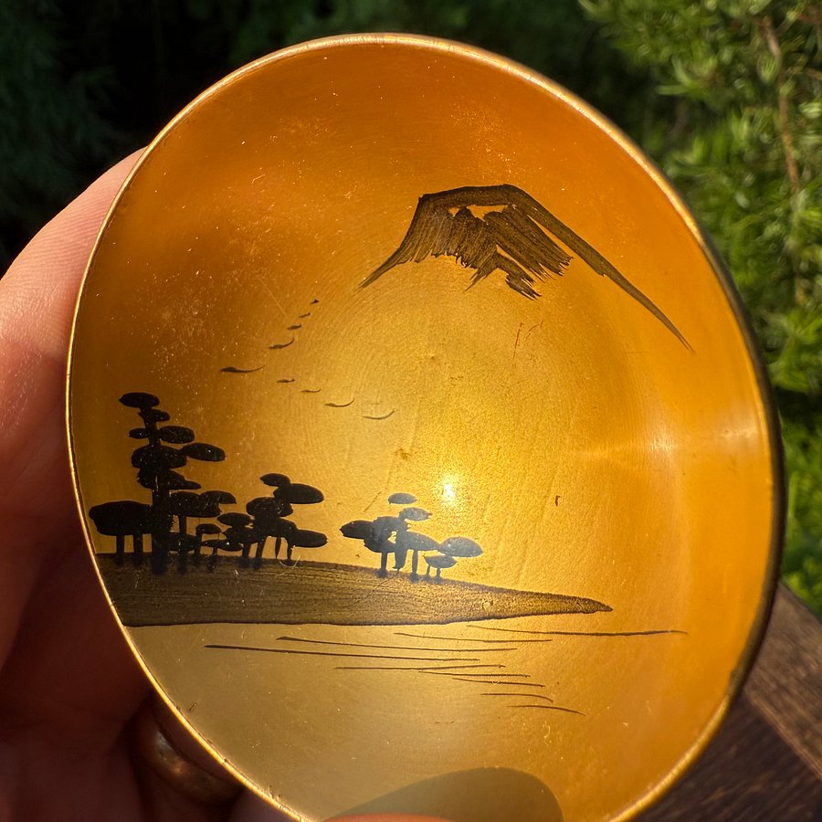 🎎 Mid-Showa Japanese Lacquered Guinomi – Mt. Fuji & Miho no Matsubara – Japan Antique Roadshow product image (4)