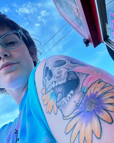 Oh hai! So stoked about my new friend on my arm. Delicate and dark 💖💀🌼

#oregon #pdxtattoo