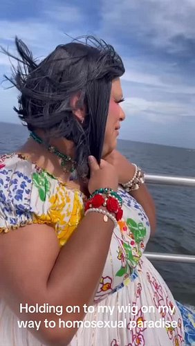 The doll via boat en route to get herself a piece…. no a particle of trade. Hold on to your wigs little girls. 🌈🧱#Dragvestiga...
