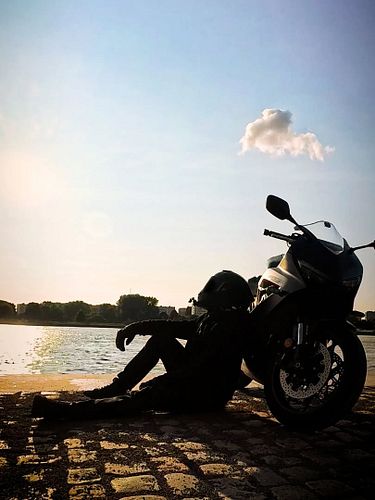 Me, my bike and the sun all clocking out at the same time.

#chazyafterdark #crowcircle #moodygrams #sunsetlover #sunsetrides...