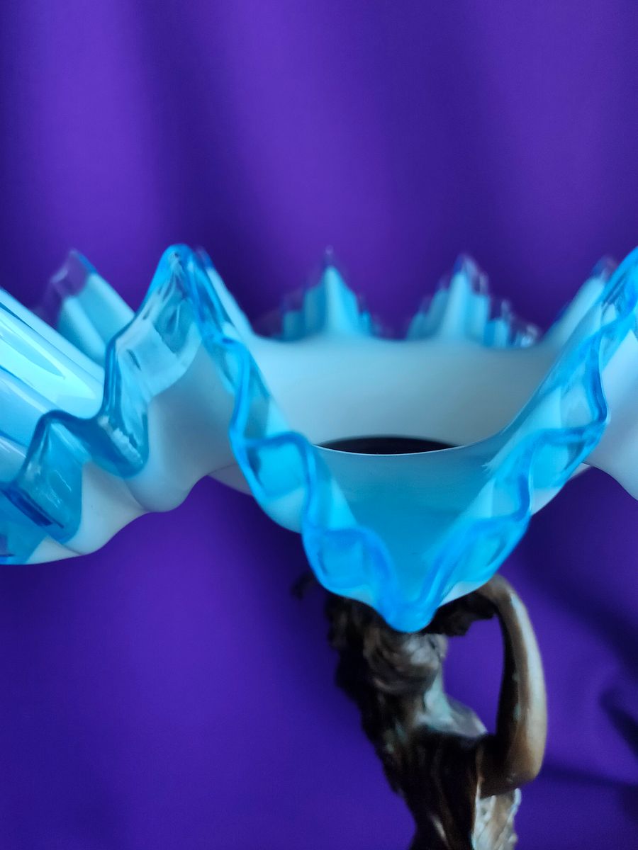 🌟Estátua Arte Nova em Metal com Taça de Cristal Branco e Bordo Azul – Peça Única e Colecionável product image (8)