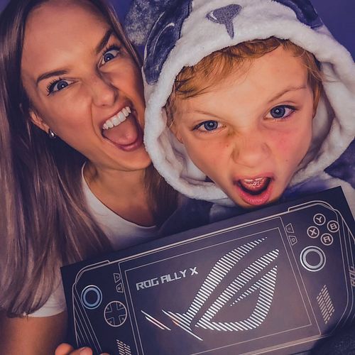 The @asusrog Ally X is a total stunner!  Sleek, modern, and ultra-portable. Perfect for gaming on the go! 🎮✨

https://rog.gg/...
