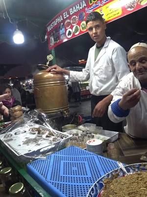 Sopa de Caracóis e Pesca em Marraquexe! 🐌🎣
 Atenção, malta fixe que adora uma boa aventura e experiências gastronómicas diferentes! 🍽 Neste vídeo, levámos-te a explorar a famosa praça de Marraquexe, onde o Kevin mostrou os seus dotes (ou a falta deles 😂) no jogo da pesca das argolas 🎣. Mas o ponto alto foi mesmo a nossa coragem em provar a famosa sopa de caracóis marroquina! 🐌 Será que é melhor que a nossa? Nem por isso, mas a experiência foi hilariante e uma forma de nos ligarmos a esta cultura incrível! 🤣 Ah, e sim, voltaram a chamar-me Alibaba por causa da barba! 🧔‍♂🙈 Queres saber como acabámos a comprar batom para o cieiro numa loja super local? 😉 Se és um viajante solo que adora mergulhar em novas culturas, um gastrónomo curioso ou alguém que simplesmente adora dar umas boas gargalhadas, este vídeo é para ti! Clica JÁ para te juntares a esta aventura deliciosa e partilha a tua experiência nos comentários! 👇 Mal podemos esperar para ler as tuas opiniões! 🚀 #AlmasAdventures 