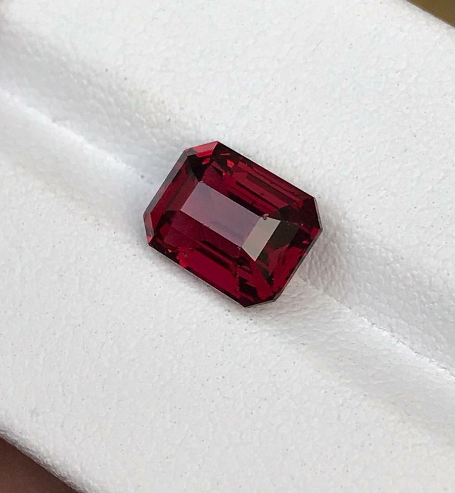 SRILANKAN GARNET DEEP RED COLOR LOOSE GEMSTONE EMERALD CUT, 3.75 CARAT product image (8)