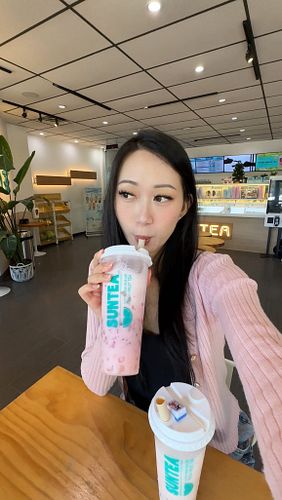 It almost feels like I’m opening a blind box 🫢

SunTea’s brand new Rosé Milkshake Series is dropping June 18, 2025. I tried t...