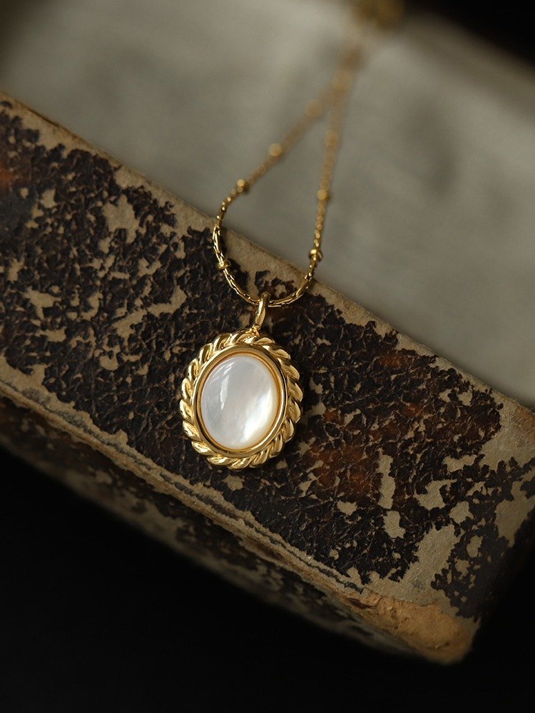 Vintage Oval Pearl Pendant Necklace | 18K Gold Plated product image (8)