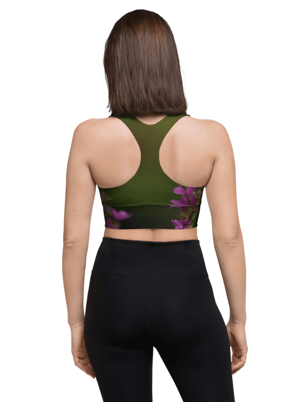 Longline-Sport-BH aus recyceltem Material - Violette Blüten vor dunklem Hintergrund product image (4)