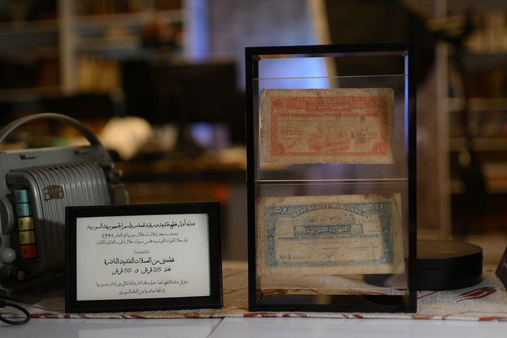 اول 2 قطعة ورقية نقدية باسم "الجمهورية السورية" 1942 - نادر جدا product image (1)