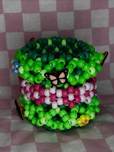 Butterflies and Flowers Kandi Cuff!! 🦋🌸
.
.
.
#kandi #kandicuff #beads #ponybeads #rave #plur #butterfly #flowers #art #crafts