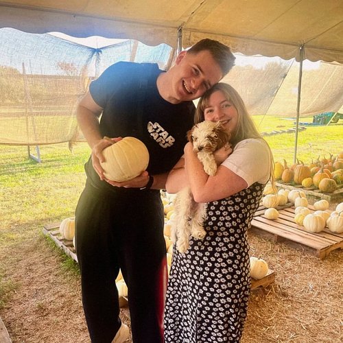 A wholesome Halloween 🎃👻🤍 

#halloween #pumpkin #pumpkinpatch #puppylove #halloween🎃 #spookyseason
