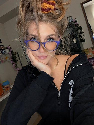 Messy hair but I don't care 😋 
•
•
•
•
•
•
•
#messybun  #geekgirl #adorkable