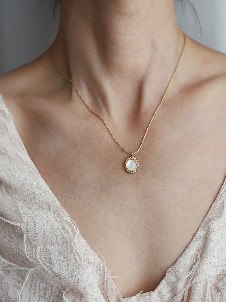 Vintage Oval Pearl Pendant Necklace | 18K Gold Plated product image (3)