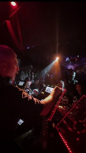 Thank you @gorgomish for three amazing hours behind the honeycomb 🍯 Love to each and every one of you who came out 🙏🏼 

Happy...
