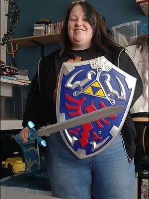 Opruimen van je crafting en cosplay spullen kan toch wel leuk zijn haha! Volgende cosplay dan maar Link doen? #legendofzelda #cosplay #larp #shield #fakesword #costume #link #hyrule 
