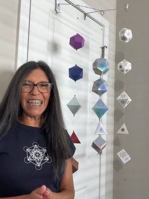 Los cinco sólidos platónicos directamente de la Clase 4B en la Zona Practica. Decóralos, explóralos y deja volar tu creatividad-Es_Mobil_Solidos_01 #SolidosPlatónicos #HandsOnZone #GeometríaSagrada#ArteGeométrico#InspiraciónDIY #ArteEnMovimiento #MóvilGeométrico #DiseñoCreativo