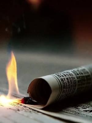 Hörprobe #1 – „Dead MC Walking“ (Track 12) Die erste Hörprobe kommt heute ein bisschen anders um die Ecke, als viele vielleicht erwarten. „Dead MC Walking“ fällt musikalisch sofort auf der Vibe ist ein deutlicher Bruch zum Rest der Platte. Und genau das macht ihn im Gesamtbild so stark. Es gibt auf jedem Album diesen einen Song, der die Tür aufstößt, der rausfällt, der gegen den Strom schwimmt und trotzdem direkt ins Herz des Projekts trifft. „Dead MC Walking“ ist genau so ein Track. Ich war anfangs sogar der Meinung: Ne, der kommt nicht aufs Album. Aber André meinte direkt: Der MUSS drauf. Gerade weil er so einen Kontrast setzt. Und genau so ist es: roh, düster, kompromisslos ein Moment, der „Träume Drama Drums“ aus einem komplett anderen Blickwinkel zeigt. Eigentlich sollte er nur ein kleiner Kontrapunkt sein... aber hört selbst rein.... 📷 #TDD #Chakuza #Album #Teaser #Hörprobe #mehralsmusik