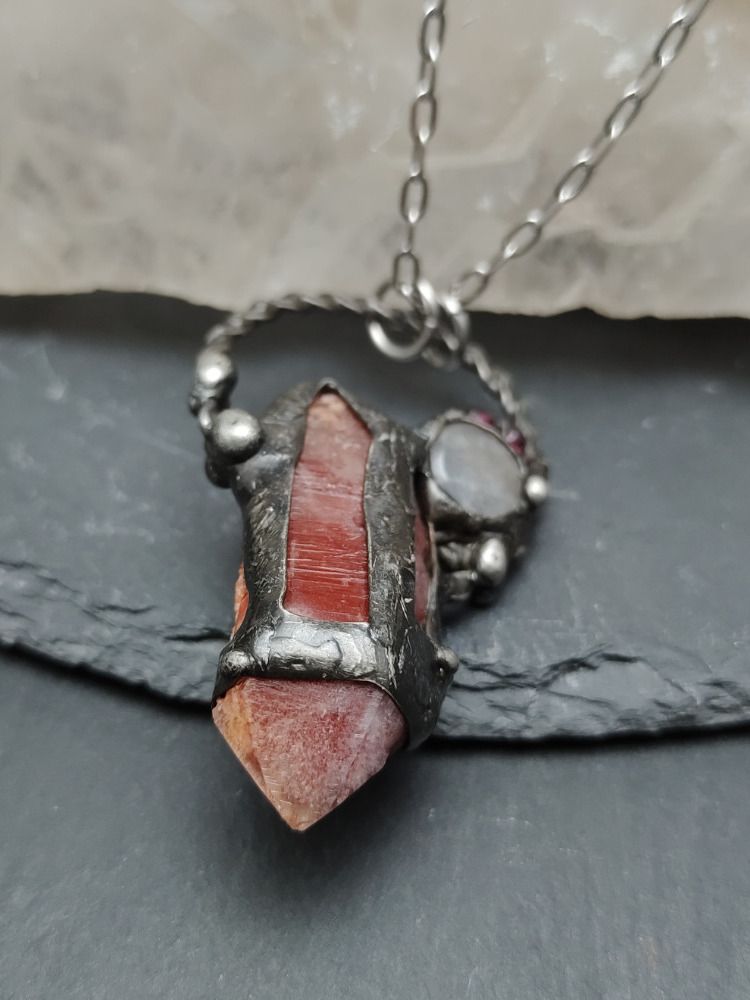 Sorcery Talisman - Red Sanctum Crystal product image (3)