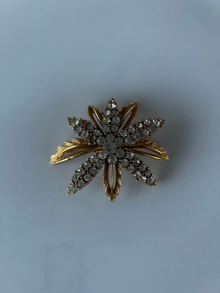 Vintage Gold Tone Rhinestones Leaves Large Brooch product image (1)