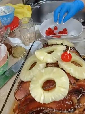 ​EL JAMÓN MÁS BRILLANTE DE THANKSGIVING ✨ ​Este es el glaseado de miel y mostaza que necesitas para tu jamón de #Thanksgiving. ¡El resultado es un jamón jugoso, caramelizado y con el brillo perfecto! ✨ ​📋 Ingredientes  para el Glaseado: ​1 taza de Miel de abeja (Cualquier tipo que tengas a mano funcionará bien) ​1/2 taza de Mostaza Dijon ​1/4 taza de Azúcar moreno (packed) ​2 cucharadas de Vinagre de sidra de manzana (o vinagre blanco) ​1 cucharadita de Clavo molido ​1/2 cucharadita de Canela molida ​(Opcional: Una pizca de nuez moscada para un toque extra festivo)​ ​#JamónGlaseado ​#GlaseadoDeMiel ​#RecetasFestivas ​#ThanksgivingFood​ ​