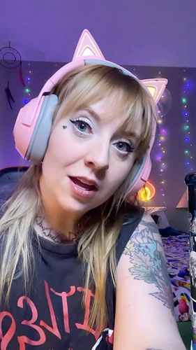 red eye BE GONE ❌✨ 

hehehe loved this bright, simple makeup chat voted yesterday for stream. 🤍🐓 

on a personal note, I’m tr...