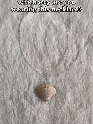 theres a hidden pearl at the back 🤭 #jewelrytiktok #aestheticnecklace #aphrodite #shell #shelljewelry #shellnecklace #ocean #summer #beach #made4angelz #aphroditejewellery #pearljewelry #reversable #summerjewelry 