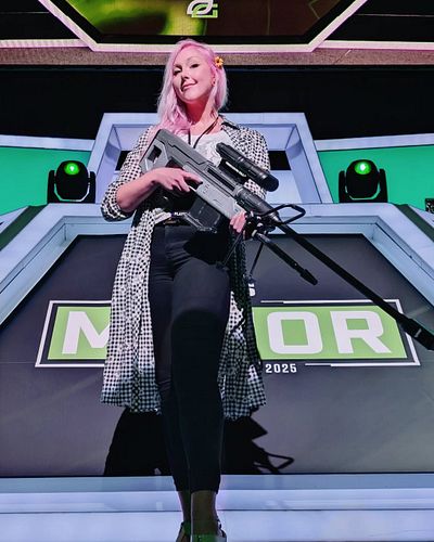 Quick photo from the Halo Arlington Major last month! Shout out
@blazingforge for the awesome S7 Sniper prop! 🔥

#halo #haloi...