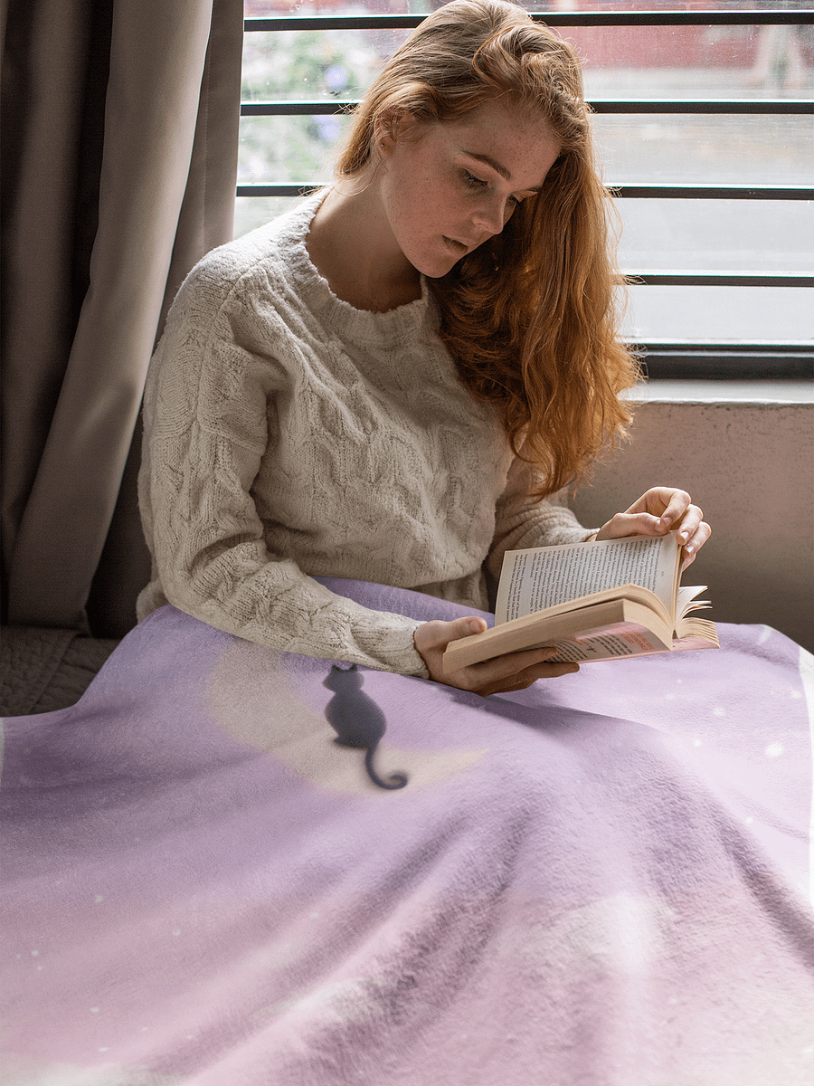 Elegant Pink Silk-Touch Throw Blanket – Hypoallergenic Comfort for Any Space product image (4)