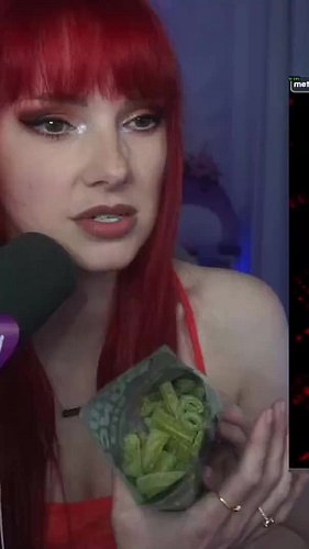 #gingrbredbeauty on #Twitch | Gingr tries pickle roulette