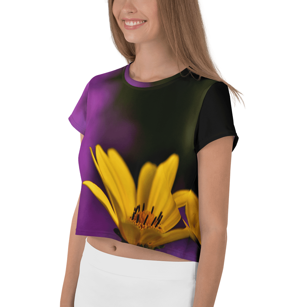 Crop-Top - Leuchtend gelbe Blüte mit violettem Hintergrund product image (3)