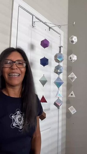 Cinco formas, infinitas posibilidades — ¡míralas cobrar vida!

En la Clase 4B de Hands-On Zone exploramos los cinco sólidos p...