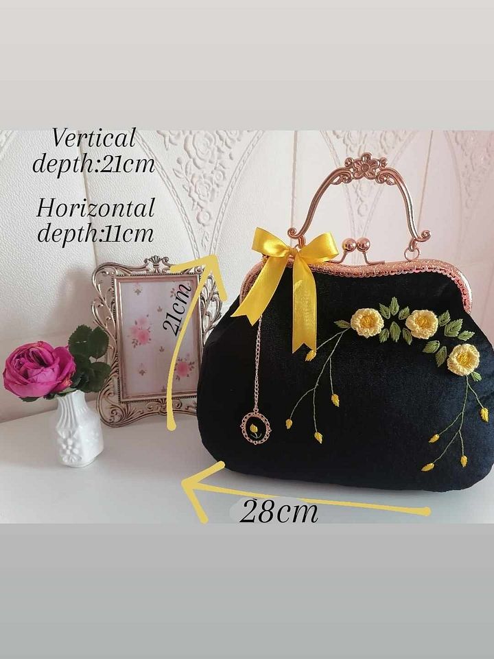 Velvet vintage handbag product image (1)