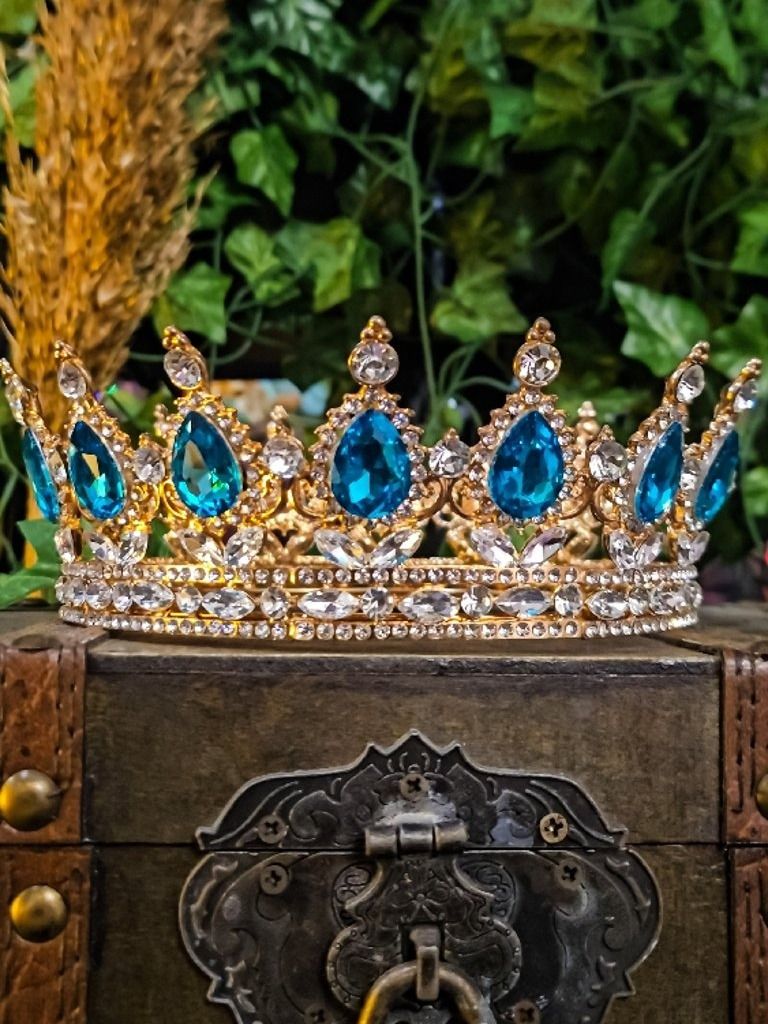 The Armored Kingdom Vivid Skyborn Blue Sovereign Crown (Gold) product image (1)