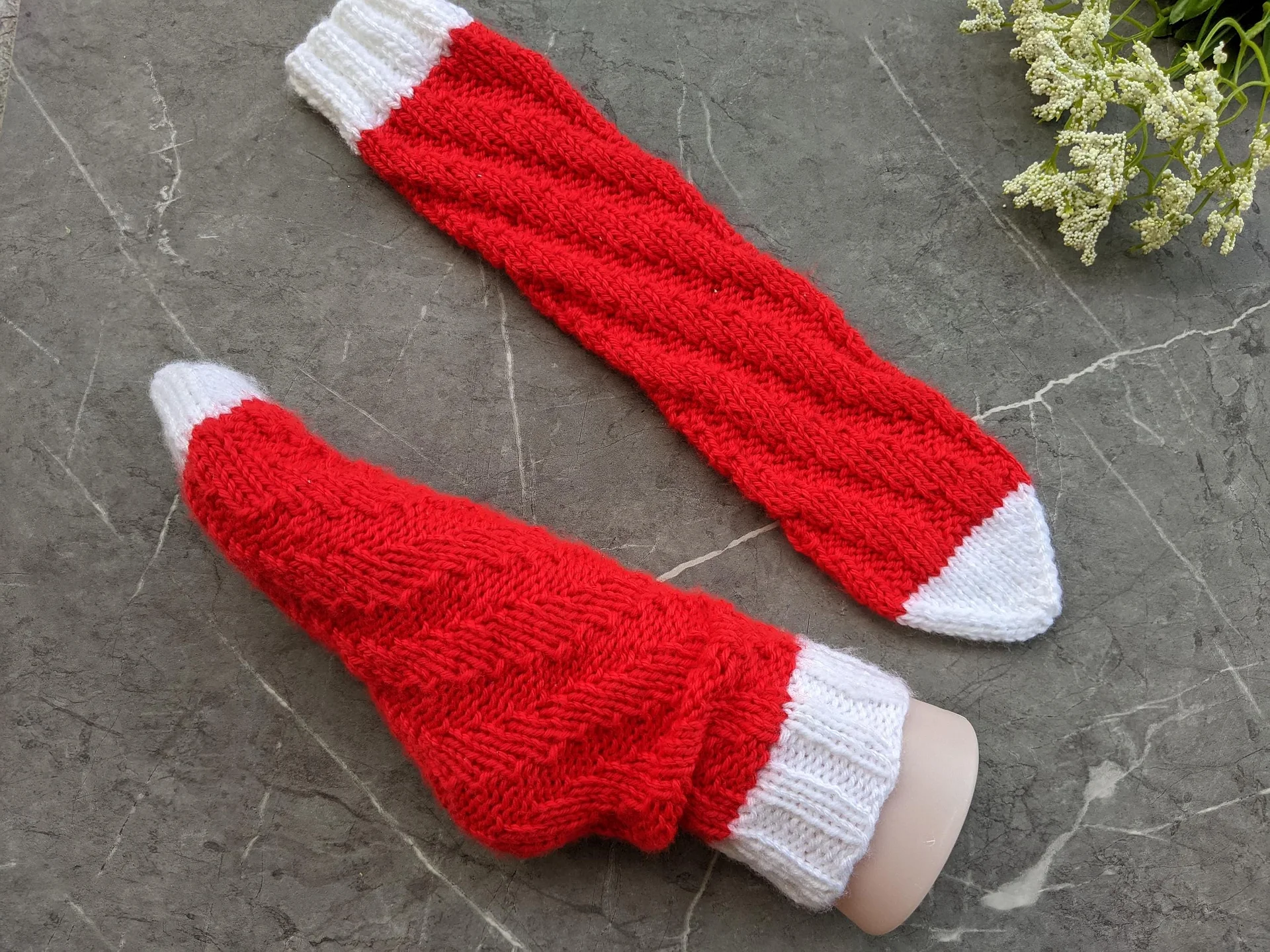 Knit Spiral No-Heel Santa Socks Pattern product image (6)