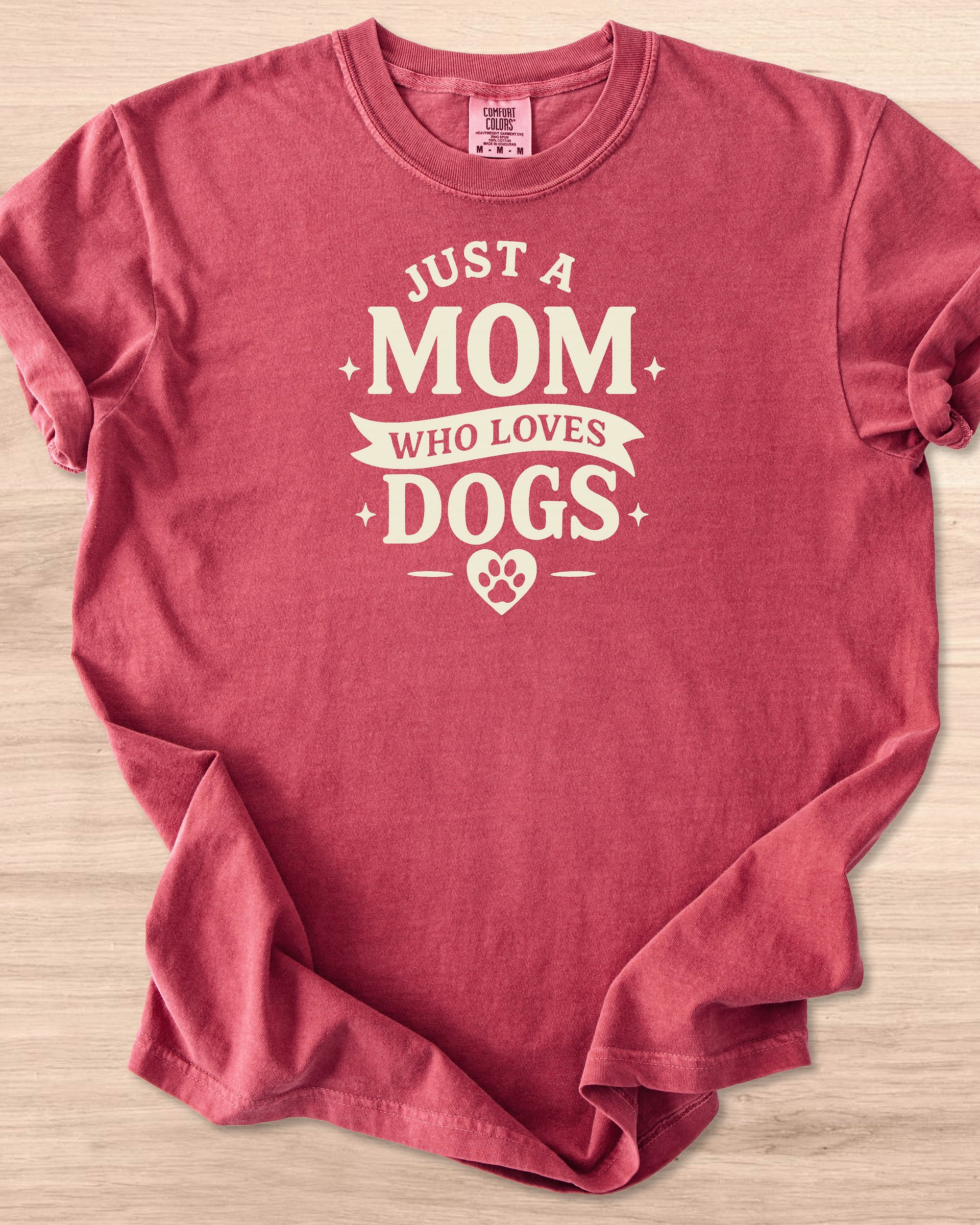 Just A Mom Who Loves Dogs Tee product image (17)