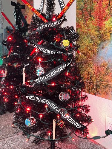 In case you needed some Twenty One Pilots inspiration for making your home cozy for the holidays... photo from Sylvia LaRosa ...