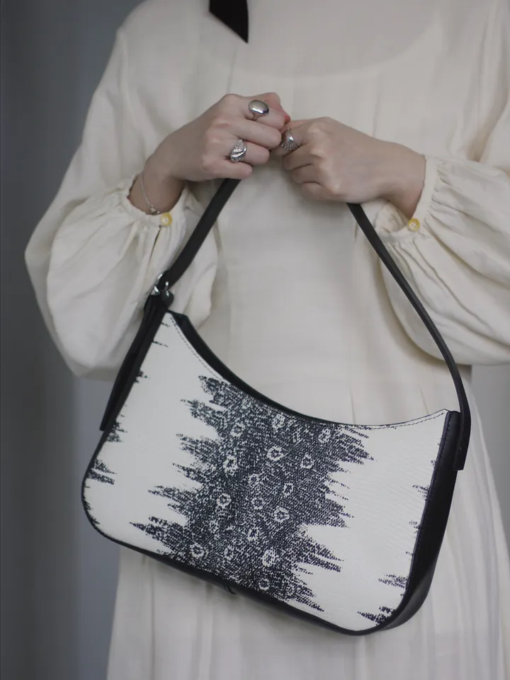 Lizard-embossed Leather Shoulder Bag – L product image (2)