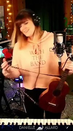 Fellow Musicians: please tell me my friend Jasen and I are not the only ones to nerd out about cables in a park.
.
I'm #live ...