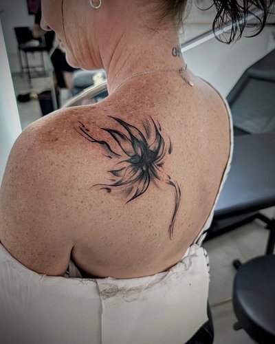 aBsTRact fLoRaL fReEhAnD cOVerUp

#coverup #coveruptattoo #floraltattoo #abstracttattoo #freehandtattoo #tattoo #ink #tattood...