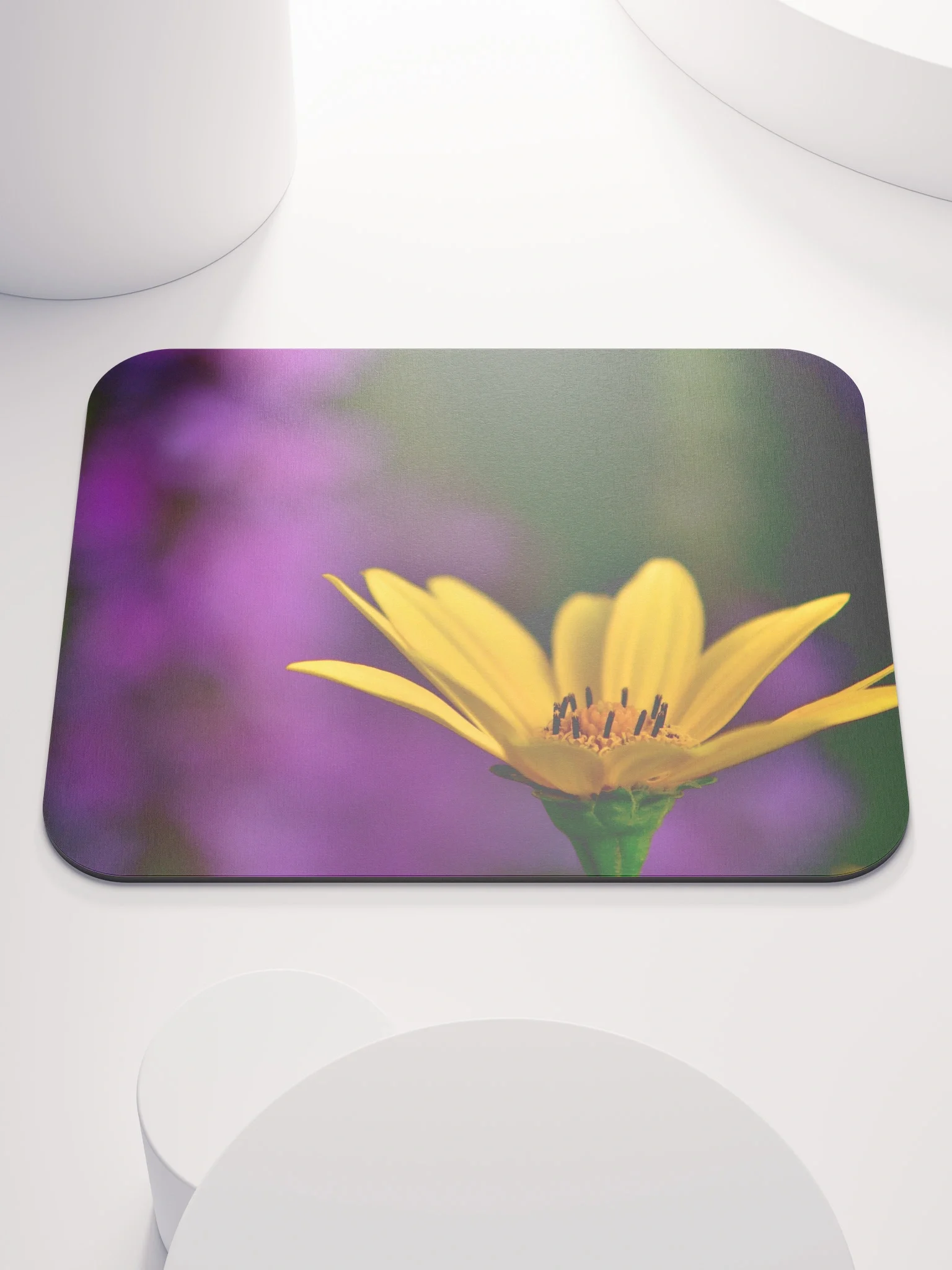 Mauspad - leuchtend gelbe Blüte vor violettem Hintergrund product image (1)