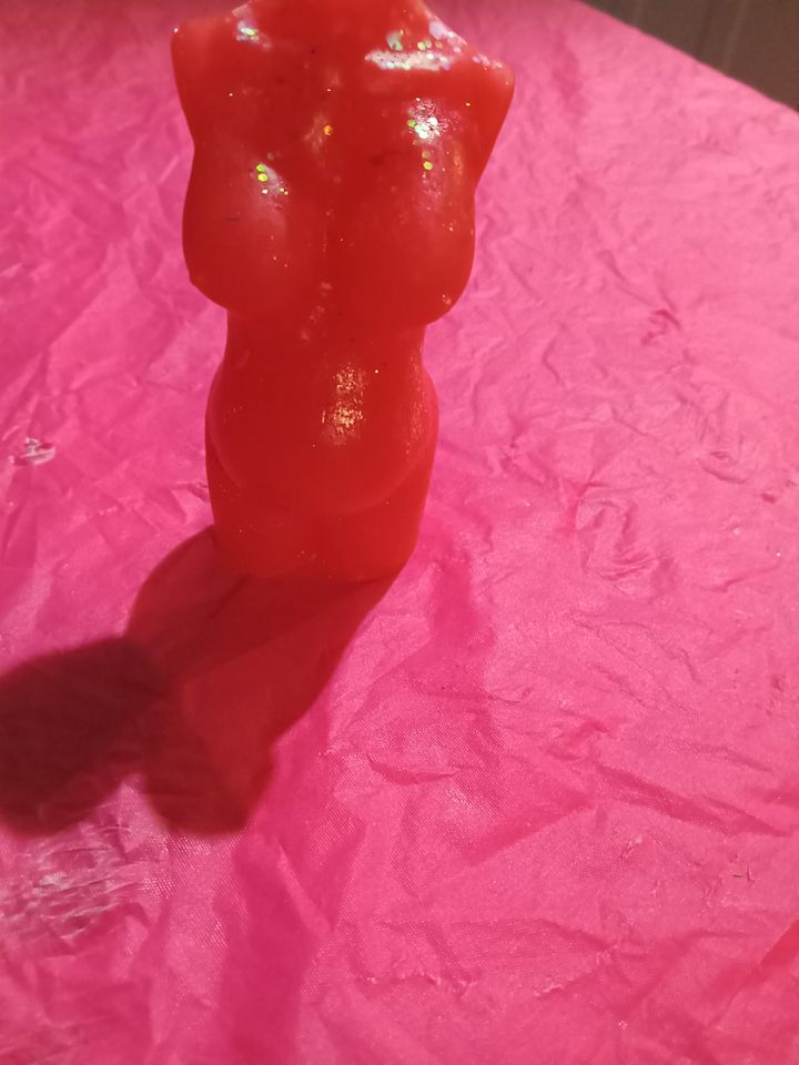 Red Glittered Pregnant Woman Physique Epoxy Resin Figure product image (1)