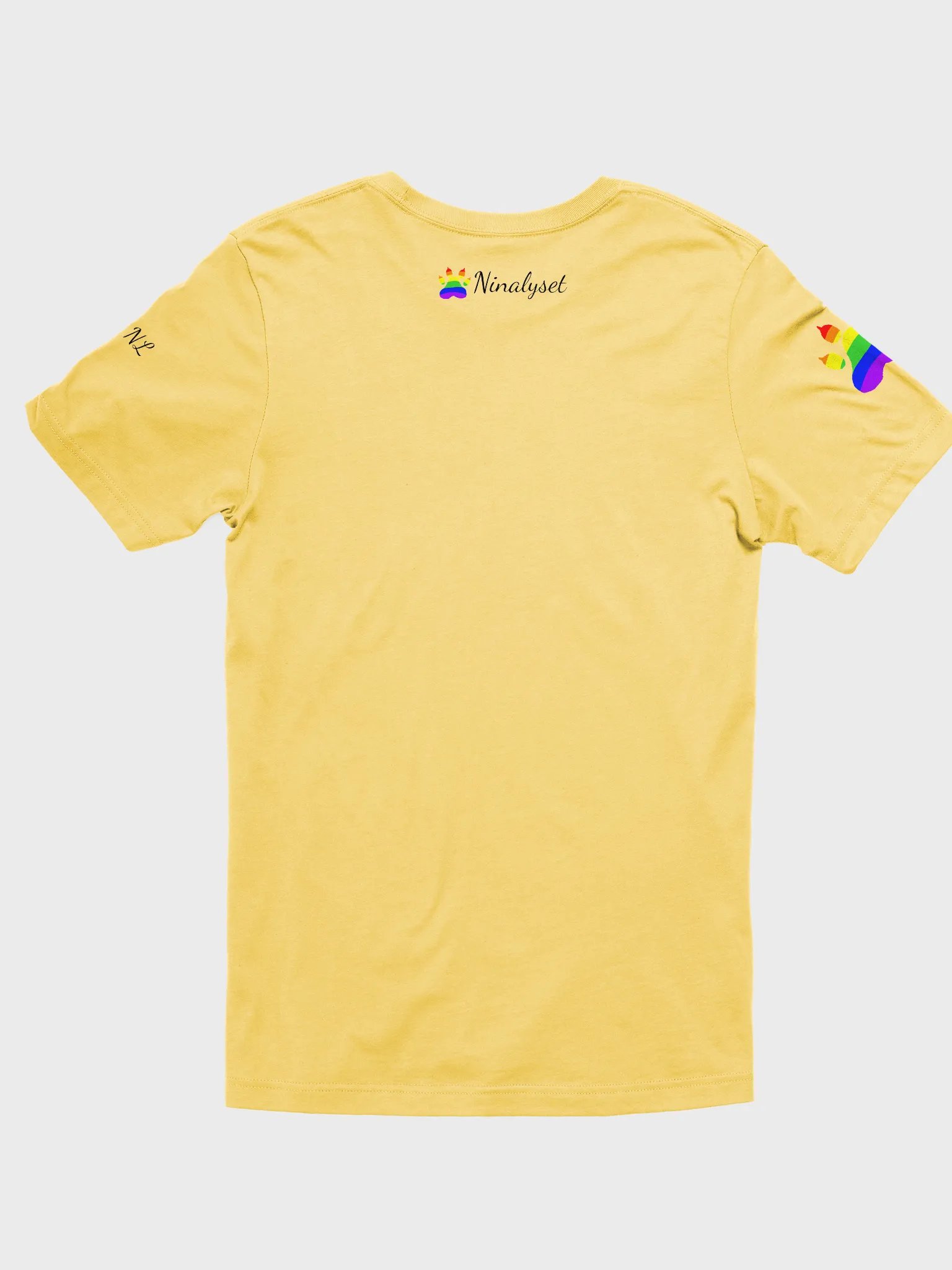 Drawing an acorn T-shirt product image (15)