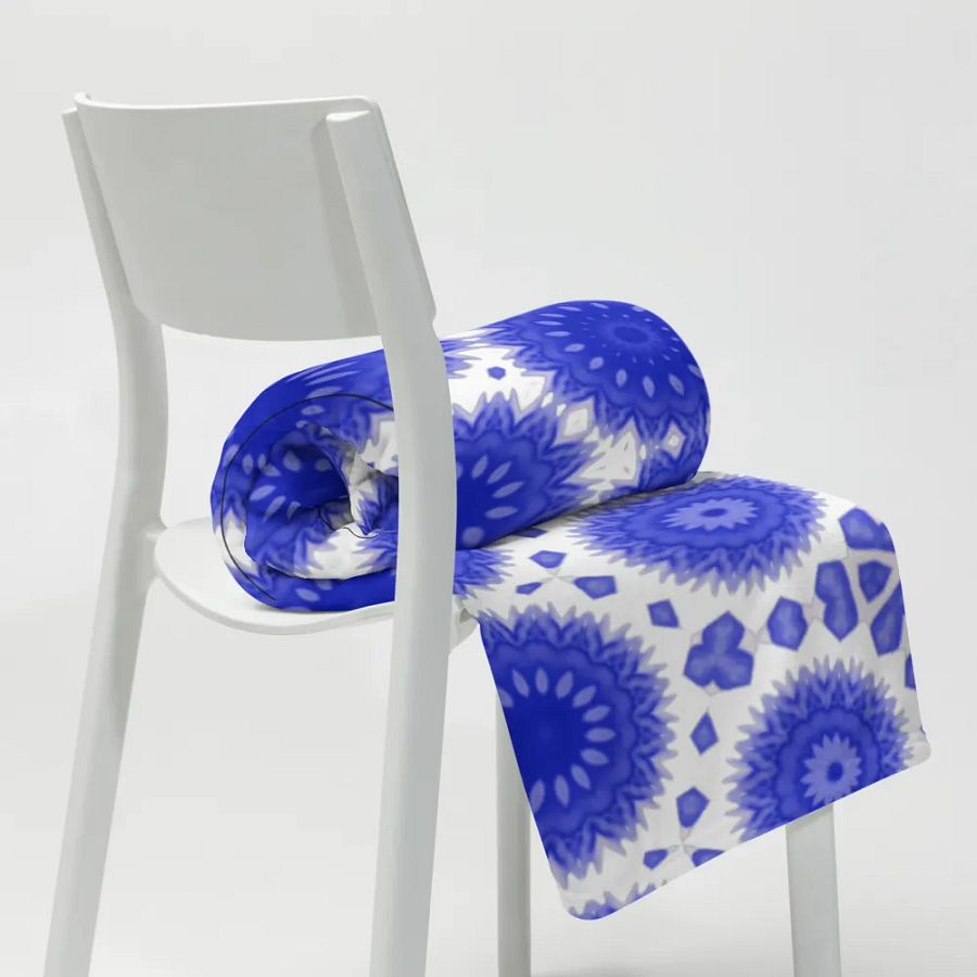 Blue & White Daisy Seamless Patterned Throw Blanket product image (11)