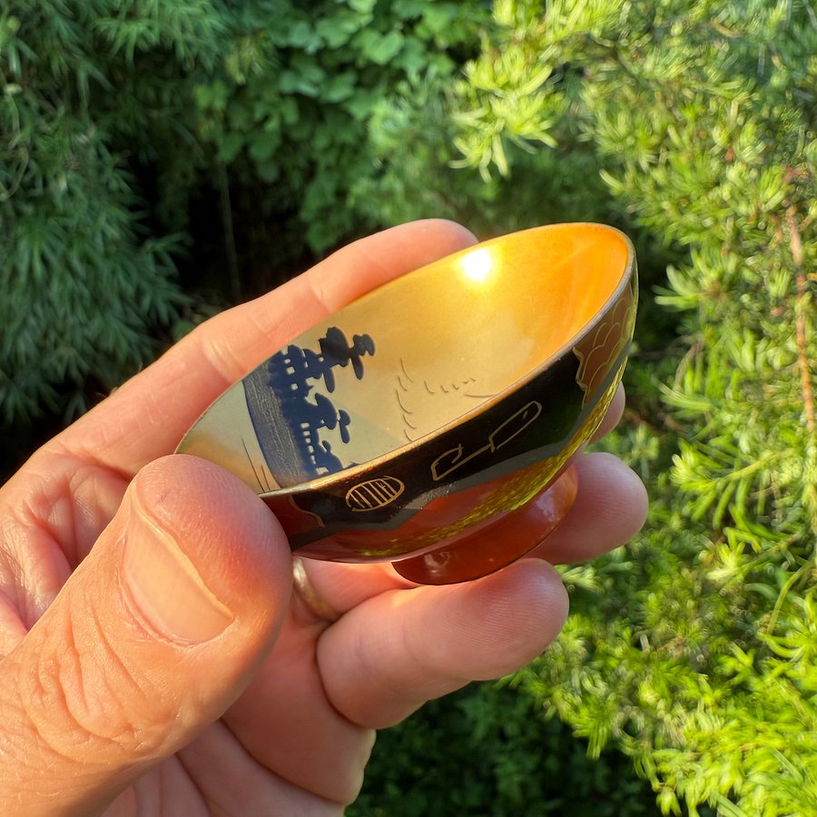 🎎 Mid-Showa Japanese Lacquered Guinomi – Mt. Fuji & Miho no Matsubara – Japan Antique Roadshow product image (7)