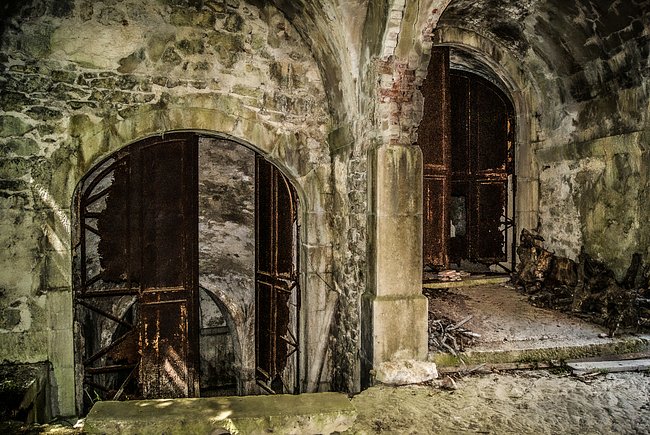 BETWEEN TWO WORLDS - URBEX