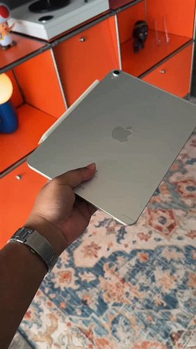 Di era konten kayak sekarang, illustrator itu nggak cukup cuma bisa gambar.
Kita harus fleksibel, bisa adaptasi, dan ngejalan...