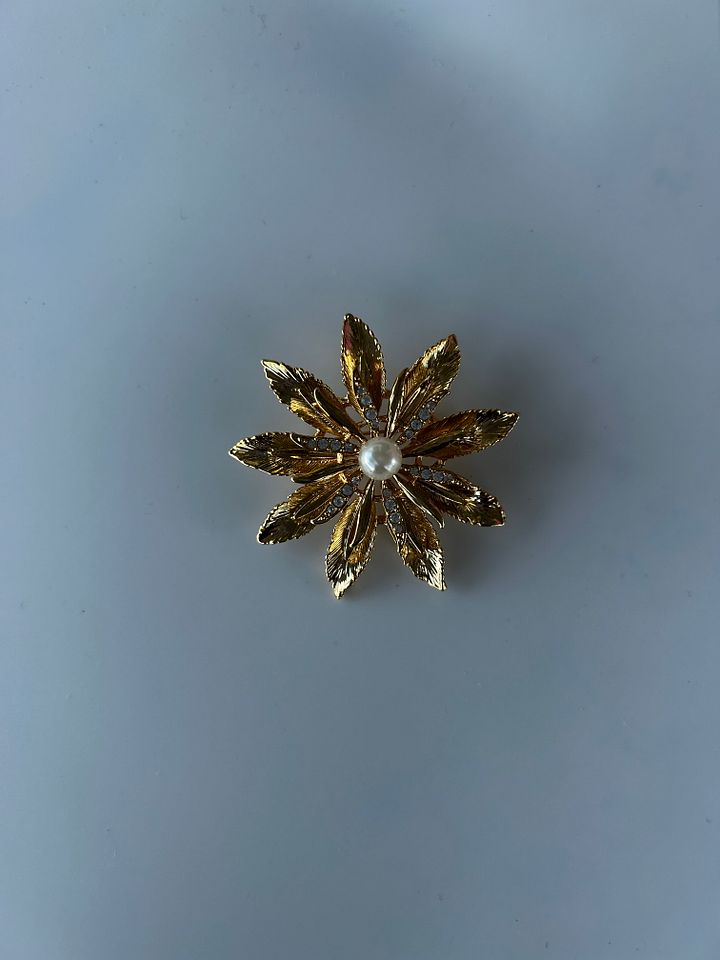 Vintage Gold Tone Flower Leaves Rhinestone Faux Pearl Brooch product image (1)