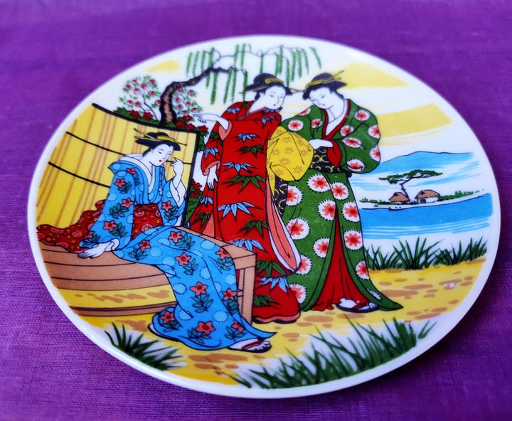 Prato pequeno com 3 gueixas, arte japonesa, paisagem asiática, decoração japonesa de secretária product image (2)