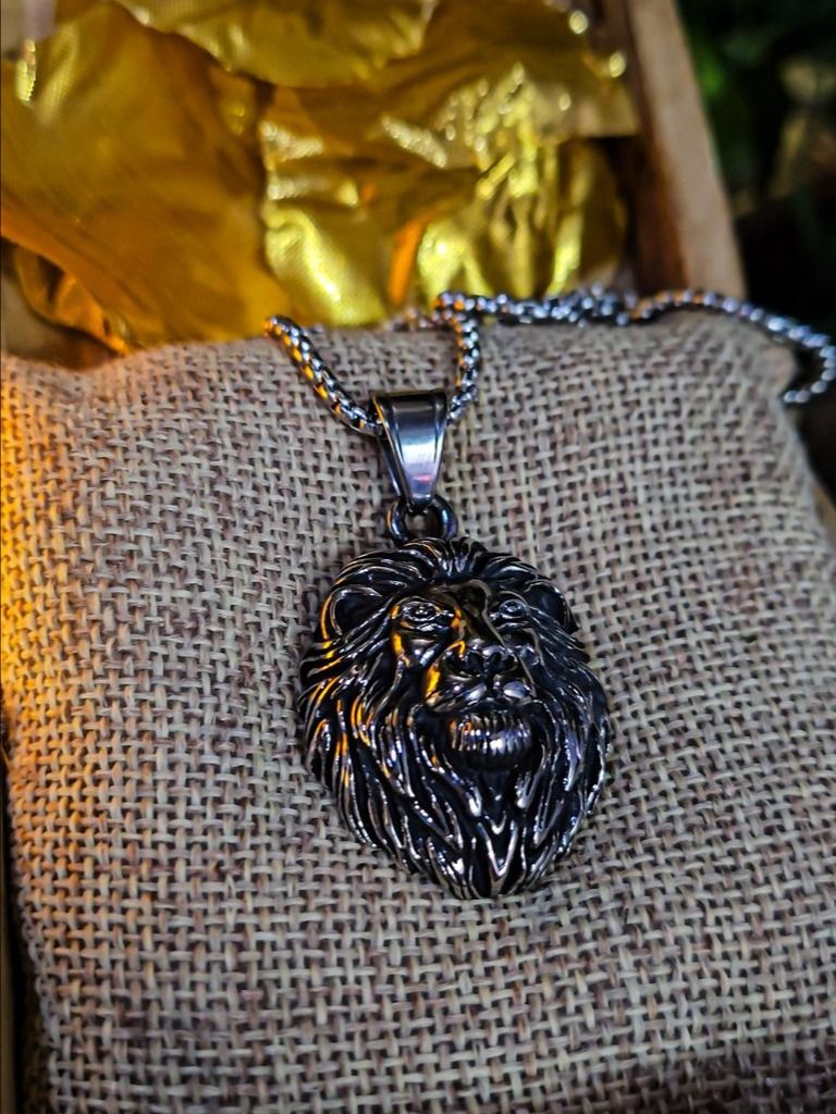 The Armored Kingdom Eternal Lion of Valor Necklace product image (3)