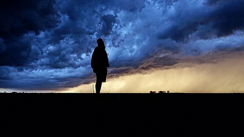 Les vents s'entrechoquent plus haut dans un chaos invisible créant un sillage de turbulences qui nous donne l'impression de r...